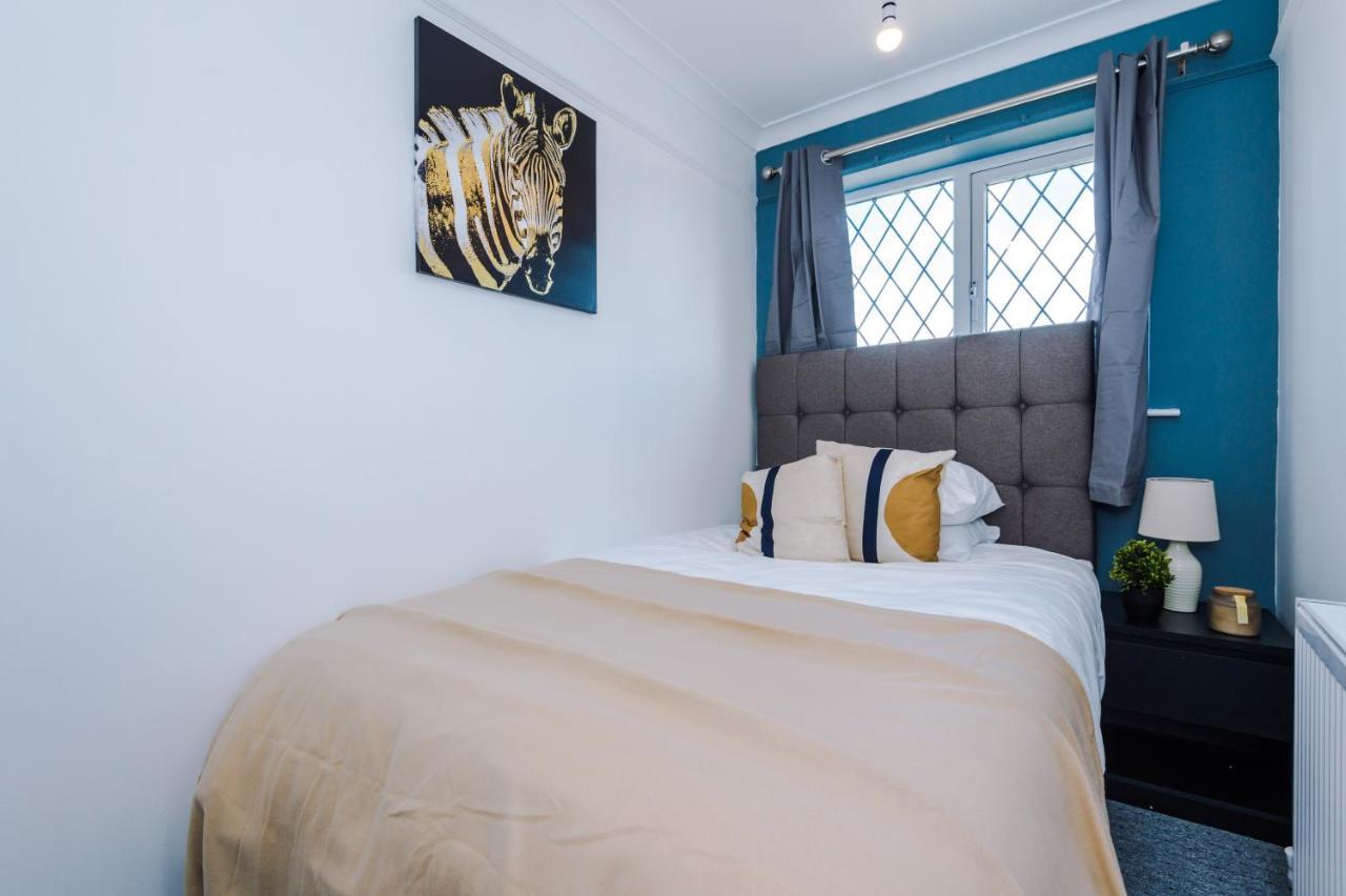 Family Friendly 3-Bed Home With Free Parking On Site Huddersfield Exterior foto